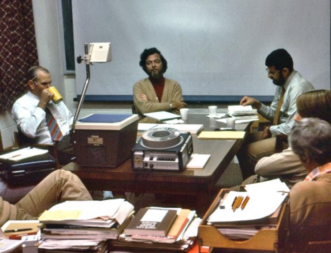 1976년 미국 질병통제예방센터에서 에볼라 발생 대책을 논의하는 장면. 가운데가 급성 전염병 분과 책임자인 칼 존슨 박사이고 오른쪽이 조엘 브레먼 박사다. 두 사람은 얼마 뒤 자이르로 가서 사태 파악과 수습에 최선을 다한다. - CDC 제공